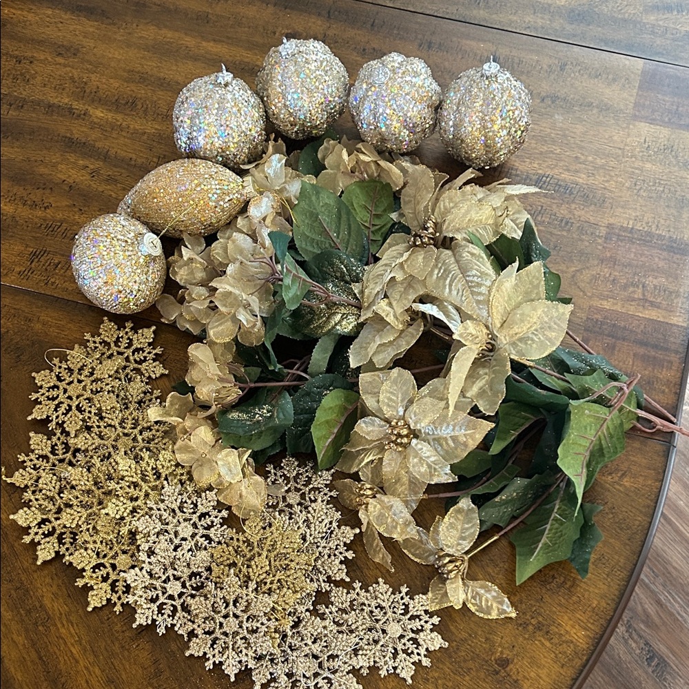 Gold Holiday Decor Set